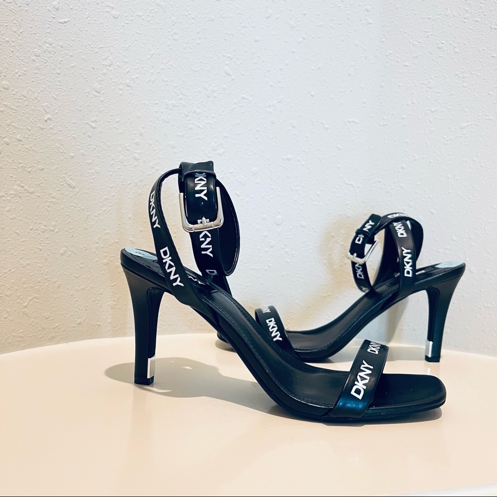 DKNY Logo Ankle Strap Women’s Black/White Heel Sandals Size 8.5 NEW